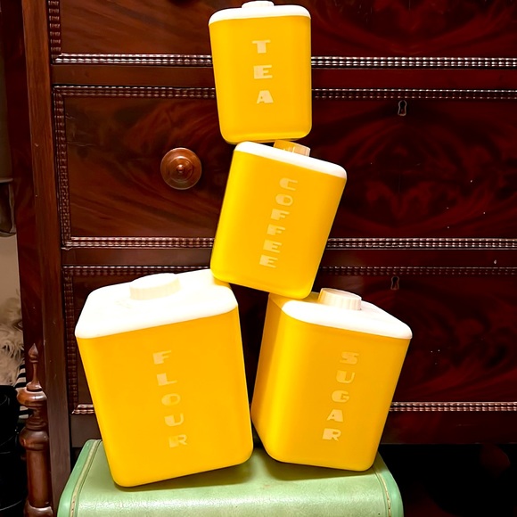 Other - Vintage Yellow Nestled containers. Excellent condition!!